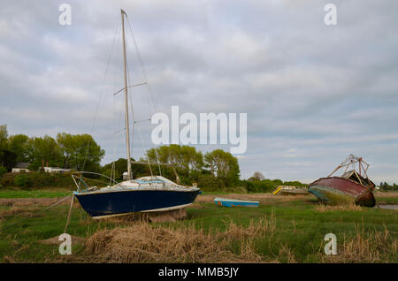 Verlassene Boote verfallende im Schlamm am Ufer eines Mündung Stockfoto