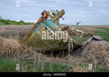 Ein verlassenes Schiff verfallende im Schlamm am Ufer eines Mündung Stockfoto