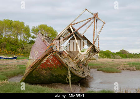 Ein verlassenes Schiff verfallende im Schlamm am Ufer eines Mündung Stockfoto