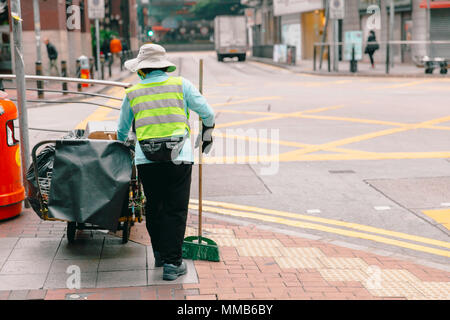 Frau city street Cleaner arbeiten Reinigung am Morgen in Hongkong. Stockfoto