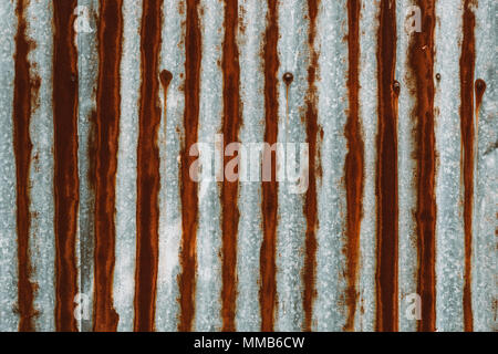 Alten rostigen Zink Welle Deckenplatten für den Bau. Stockfoto
