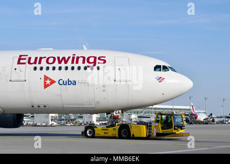 Drücken zurück Lkw, A330, A330-200, 200, A330, Eurowings, Airbus, Flugzeuge, Flugzeug, Flugzeug, Flughafen München, München, Deutschland, Stockfoto