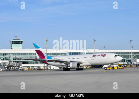 Drücken zurück Lkw, A330, A330-200, 200, A330, Eurowings, Airbus, Flugzeuge, Flugzeug, Flugzeug, Flughafen München, München, Deutschland, Stockfoto