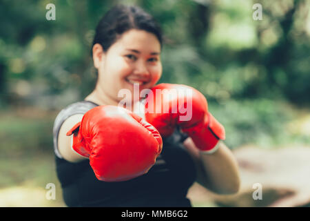 Große asiatische Frau boxing Kämpfer mit Fett und Ernährung Konzept Stockfoto