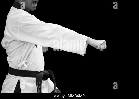 Taekwondo Traditionelle koreanische Fighter Handstanze Flug auf Schwarz Stockfoto