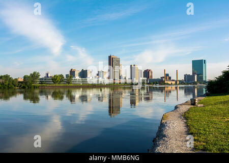 Einen Panoramablick über die Innenstadt von Toledo Ohio Skyline aus über dem Maumee River. Einen schönen blauen Himmel mit weißen Wolken ins Wasser widerspiegelt. Stockfoto