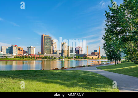 Einen Panoramablick über die Innenstadt von Toledo Ohio Skyline aus über dem Maumee River in einem beliebten öffentlichen Park. Stockfoto