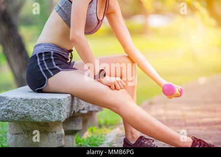 Asiatische Thin gesund gute Form Mädchen trainieren Gewichtheben im Park Stockfoto