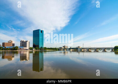 Einen Panoramablick über die Innenstadt von Toledo Ohio Skyline in den Maumee River widerspiegelt. Einen schönen blauen Himmel mit weißen Wolken für eine Kulisse. Stockfoto