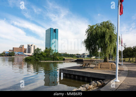 Einen Panoramablick über die Innenstadt von Toledo Ohio Skyline aus über dem Maumee River. Einen schönen blauen Himmel mit weißen Wolken für eine Kulisse. Stockfoto