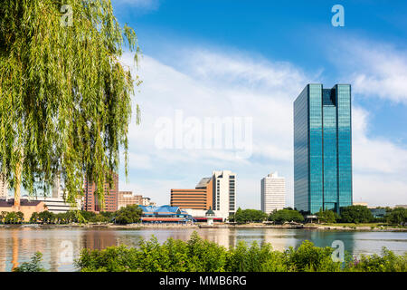 Einen Panoramablick über die Innenstadt von Toledo Ohio Skyline aus über dem Maumee River. Einen schönen blauen Himmel mit weißen Wolken für eine Kulisse. Stockfoto