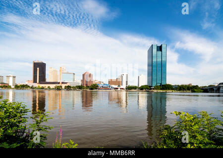 Einen Panoramablick über die Innenstadt von Toledo Ohio Skyline aus über dem Maumee River. Einen schönen blauen Himmel mit weißen Wolken für eine Kulisse. Stockfoto