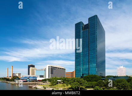 Einen Panoramablick über die Innenstadt von Toledo Ohio Skyline und der Maumee River. Einen schönen blauen Himmel mit weißen Wolken für eine Kulisse. Stockfoto