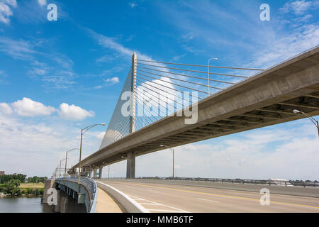 Eine Ansicht, die der Veteranen "Glas City Skyway Bridge in Toledo, Ohio. Einen schönen blauen Himmel mit weißen Wolken für ein Hintergrund. Stockfoto