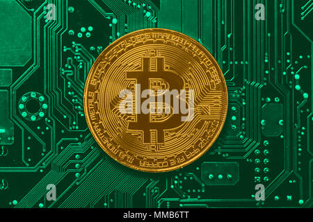 Bitcoin Münze auf grüne Computer elektronische Platine Stockfoto