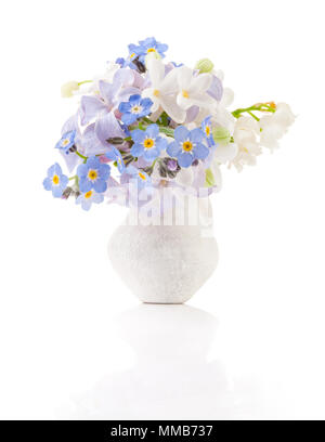 Frühling Blumen in Weiß Vase isoliert auf weißem Stockfoto