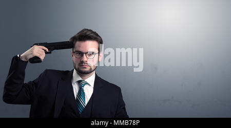 Junge verloren Geschäftsmann Mann seinen Kopf schießen mit Gewehr Stockfoto