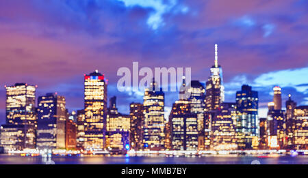 Verschwommene Farbe getonte Manhattan Waterfront Skyline bei Nacht, im städtischen Hintergrund, New York City, USA. Stockfoto