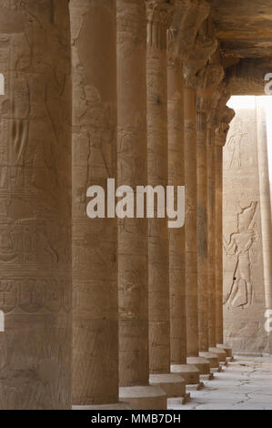 Ägypten. Tempel von Edfu. Antike Tempel zu Horus gewidmet. Ptolemäerzeit. Es war während der Herrschaft des Ptolemaios III. und Ptolemaios XII., 237-57 v. Chr. erbaut. Kolonnade des ersten Hof. Stockfoto