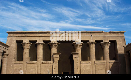 Ägypten. Tempel von Edfu. Antike Tempel zu Horus gewidmet. Ptolemäerzeit. Es war während der Herrschaft des Ptolemaios III. und Ptolemaios XII., 237-57 v. Chr. erbaut. Nordseite der ersten Hof. Stockfoto