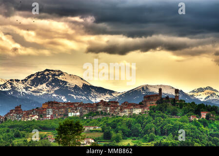 Ansicht der Oberen und Ältesten teil (Piazza) der Stadt Mondovì, vor dem Hintergrund der Alpen. Mondovì, Provinz Cuneo, Piemont, Norditalien. Stockfoto