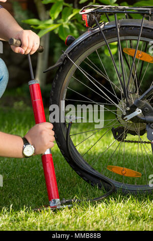 Closeup Bild des jungen Mannes pumpen Flachbild Fahrrad Reifen Stockfoto