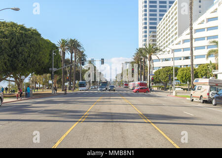 Straße in Kalifornien bei schönem Wetter Stockfoto