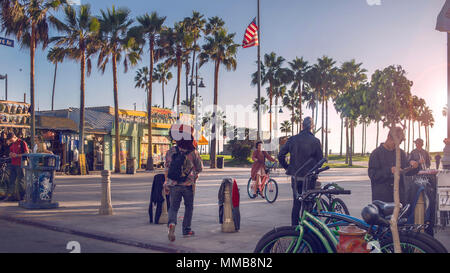 Leute in Venedig Strand bei Sonnenuntergang Stockfoto