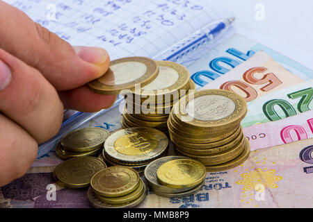 Die stimmenauszählung und die Berechnung der Geld auf Lager Stockfoto