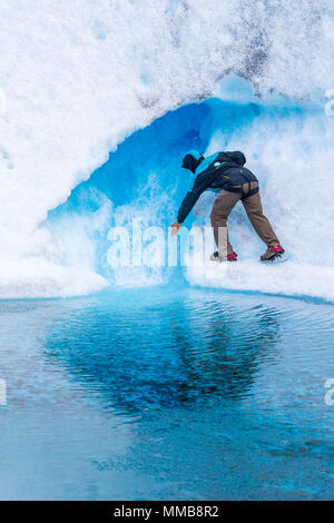 Touristische Berühren des Wassers, Hielo Y Aventura Big Ice Tour, Perito Moreno Gletscher, Glaciar Perito Moreno, Argentinien Stockfoto