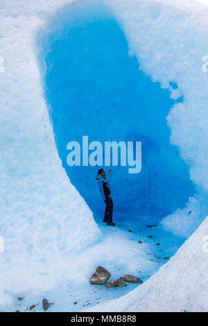 Guide ein Foto, Hielo Y Aventura Big Ice Tour, Perito Moreno Gletscher, Glaciar Perito Moreno, Argentinien Stockfoto