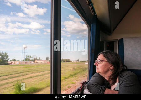 Frau Blick aus Fenster von Amtrak Empire Builder Bahnübergang der amerikanischen Mittleren Westen von Chicago nach Seattle. Stockfoto