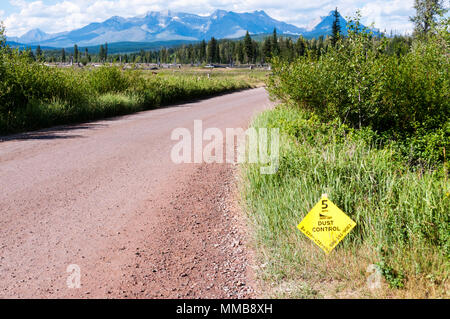 Die Kontrolle der Staubansammlungen Höchstgeschwindigkeit Zeichen auf ländlichen Straßen in Montana, USA Stockfoto