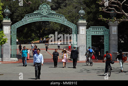 Studenten vorbei an historischen Sather Gate auf dem Campus der Universität von Kalifornien in Berkeley, Kalifornien. Stockfoto