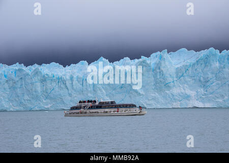 Schiff, Perito Moreno Gletscher, Parque Nacional Los Glaciares, Argentinien Stockfoto