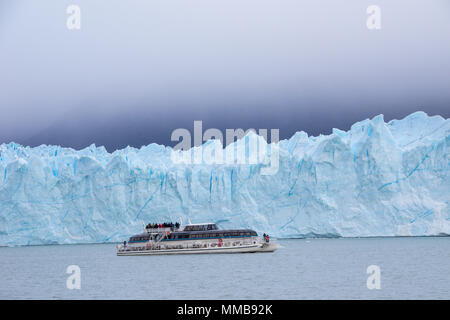 Schiff, Perito Moreno Gletscher, Parque Nacional Los Glaciares, Argentinien Stockfoto