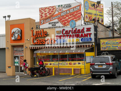 Einkaufsmöglichkeiten und Aktivitäten entlang der Westchester Avenue in der Bronx in New York am Sonntag, 6. Mai 2018. Little Caesars franchise Neben Ms Caridad II Hispanic Restaurant. (Â© Richard B. Levine) Stockfoto