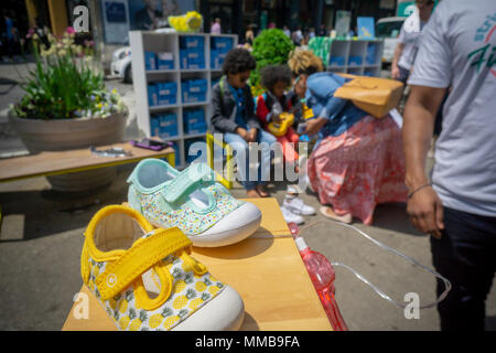 Passant besuchen Sie eine Stride Rite Branding event am Union Square in New York am Mittwoch, den 9. Mai 2018. Wolverine World Wide, Inhaber der Stride Rite, Hush Puppy und Sperry Marken Schuhe berichtet im ersten Quartal Gewinne, Beat die Erwartungen der Analysten. (Â© Richard B. Levine) Stockfoto