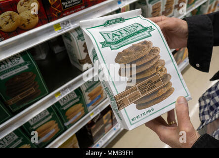 Ein Käufer entscheidet sich für ein Paket von glutenfreien 'state Backen Shop Marke Cookies auf ein Regal in New York am Montag, 7. Mai 2018. Itera, der Oreos, bekannt gegeben, dass sie den Erwerb der Southampton, New York gegründeter Hersteller von handwerklichen Cookies, 'state Backen Shop, wurde für rund 500 Mio. $. Großen Konglomerate, nach der sich ändernden Geschmack der Verbraucher sind, übernimmt kleinere, handwerklichen und natürlichen Marken. (© Richard B. Levine) Stockfoto