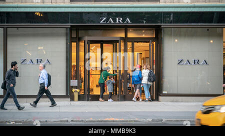 Käufer übergeben einen Zara Clothing Store in Midtown Manhattan in New York am Dienstag, 8. Mai 2018. Die Kette ist durch spanische Einzelhandelskette Inditex, einem der größten Kleidung Einzelhändler der Welt gehört. (Â© Richard B. Levine) Stockfoto