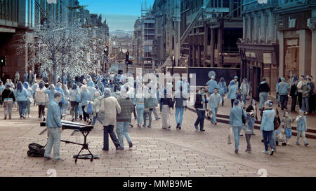 Infrarot Infrarot in der Nähe des Gordon Dewar statue Schritte busker Tastatur Straßenmusiker Perspektive abgeschossen, Buchanan Street, Glasgow, Großbritannien Stockfoto