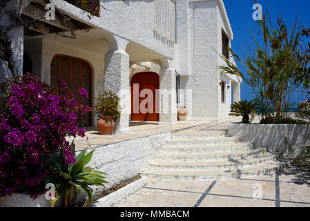 Spanische Villa. Helle, weiße Villa am Strand, auf dem Mittelmeer in Guardamar, Costa Blanca, Spanien. Blue Sky. Azure. Urlaub. Tourismus Stockfoto