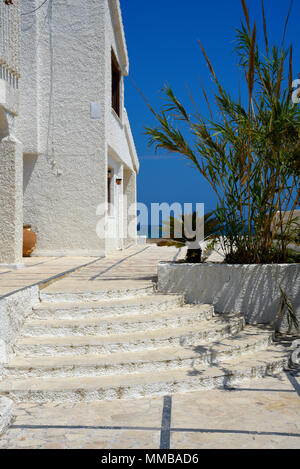 Spanische Villa. Helle, weiße Villa am Strand, auf dem Mittelmeer in Guardamar, Costa Blanca, Spanien. Blue Sky. Azure. Urlaub. Tourismus Stockfoto