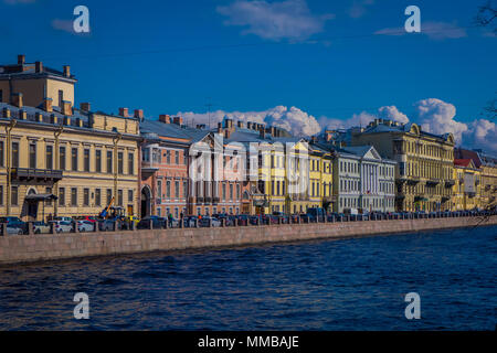 ST. PETERSBURG, Russland, 01. MAI 2018: Blick auf den Fluss Moyka mit einigen Gebäuden in der Riverside in St. Petersburg war die Hauptstadt von Russland und zieht viele Touristen Stockfoto