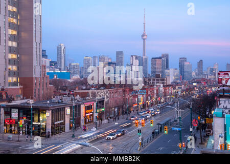 Spadina Avenue in der Dämmerung mit der Downtown Skyline im Hintergrund in Toronto, Ontario, Kanada. Stockfoto