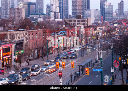 Verkehr entlang Spadina Avenue in der Dämmerung mit der Downtown Skyline im Hintergrund in Toronto, Ontario, Kanada. Stockfoto