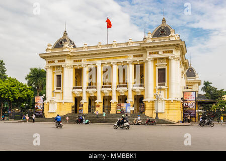 Hanoi, Vietnam - 23. Oktober 2017: Leute, Motorradfahren auf der Straße vor Hanoi Opera House. Die Hanoi Opera House liegt im Zentrum von Hanoi, Vi Stockfoto