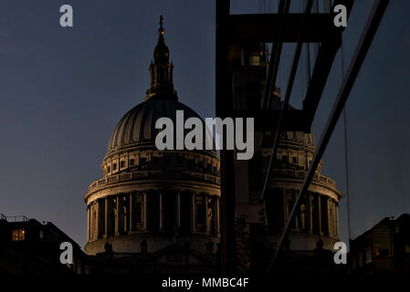 Saint Paul's Cathedral und das reflektierte Bild Stockfoto