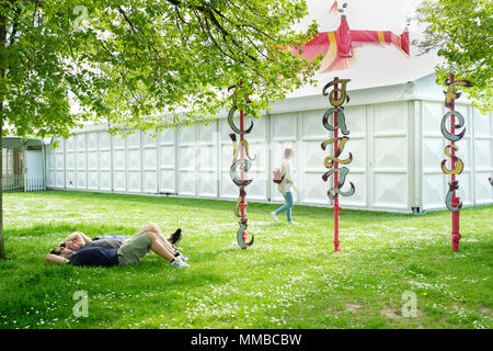 Die Menschen in der Sonne außerhalb der VIP-Zelt am Cheltenham Jazz Festival entspannen. Montpellier Gärten, Cheltenham, UK. Stockfoto