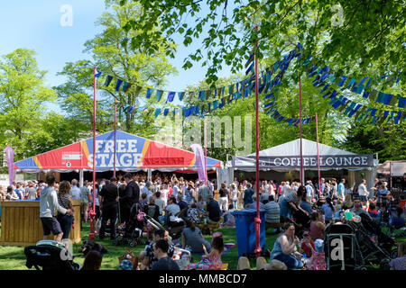 Allgemeine Ansicht der Cheltenham Jazz Festival, der Freien Bühne, Montpellier Gärten, Cheltenham, UK. Stockfoto